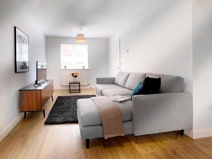 Elegante sala de estar con mobiliario moderno en un apartamento en Building Libra Crescent - smarter-rent-ltd - 1351511 en Wokingham, Wokingham