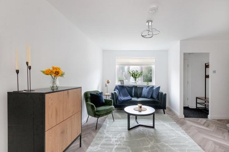 Sala de estar elegantemente projetada com móveis modernos em um apartamento no Building Mendip Road - smarter-rent-ltd - 1351464 em Bracknell Forest, Bracknell