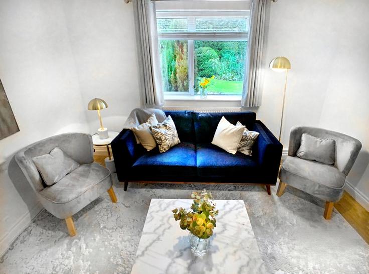 Sala de estar elegantemente projetada com móveis modernos em um apartamento no Building Francis Gardens - smarter-rent-ltd - 1351525 em Bracknell Forest, Bracknell