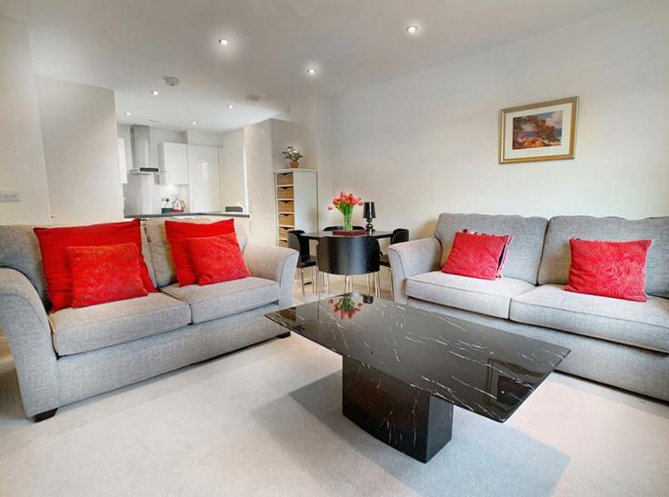 Elegante sala de estar con mobiliario moderno en un apartamento en Building Hawtrey Road - smarter-rent-ltd - 1351506 en Windsor and Maidenhead, Windsor