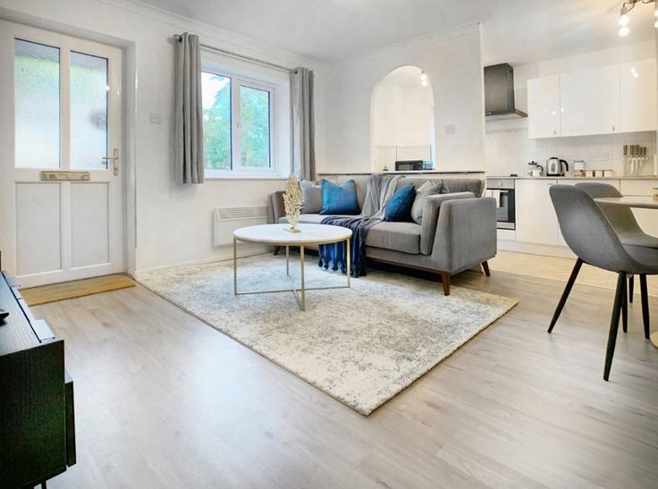 Bracknell Bracknell ForestのBuilding Hythe Close - smarter-rent-ltd - 1351514のアパートメントにある、モダンな家具を備えたエレガントなデザインのリビングルーム