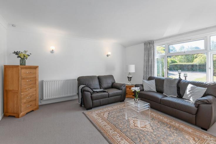 Wokingham WokinghamのBuilding Birch Road - smarter-rent-ltd - 1351456のアパートメントにある、モダンな家具を備えたエレガントなデザインのリビングルーム