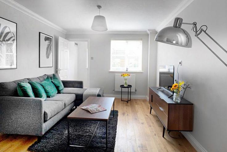 Wokingham WokinghamのBuilding Norton Road - smarter-rent-ltd - 1351436のアパートメントにある、モダンな家具を備えたエレガントなデザインのリビングルーム