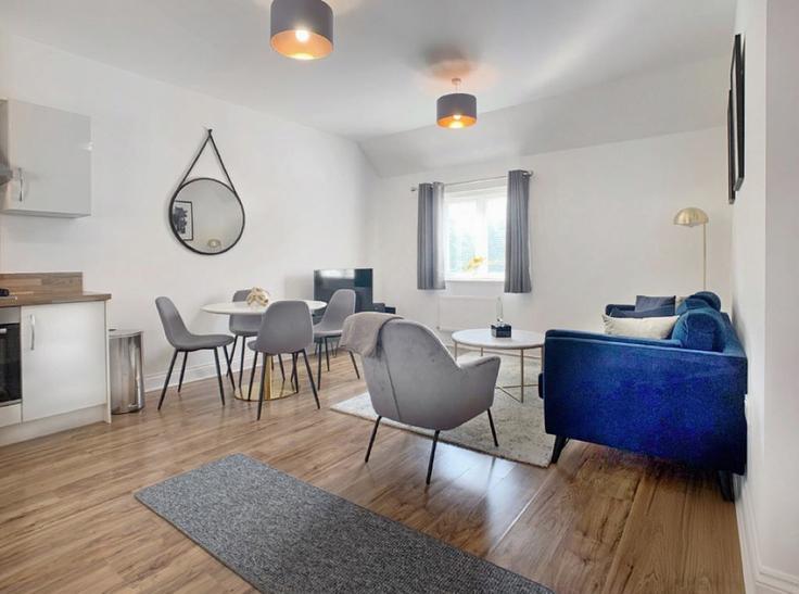 Elegante sala de estar con mobiliario moderno en un apartamento en Building Pipit Green - smarter-rent-ltd - 1351536 en Bracknell Forest, Bracknell