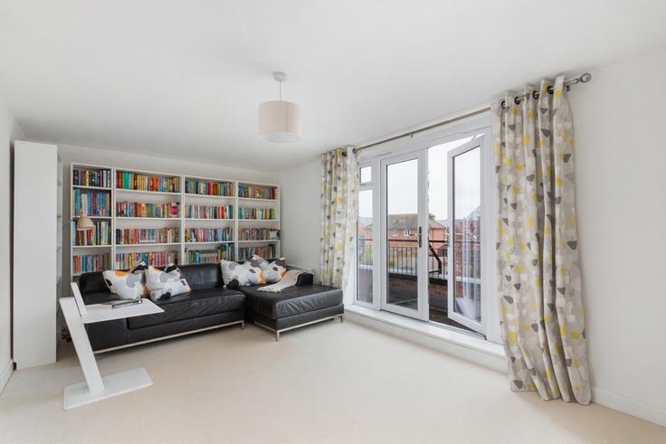 Elegante sala de estar con mobiliario moderno en un apartamento en Building Samborne Drive - smarter-rent-ltd - 1351457 en Wokingham, Wokingham