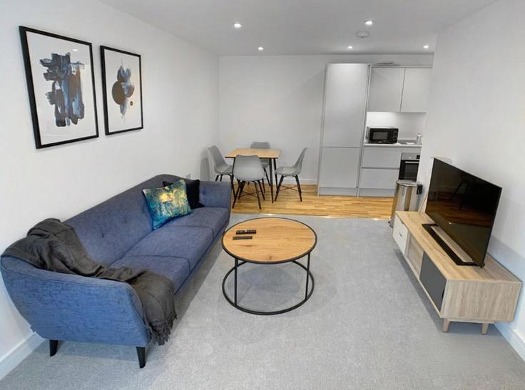Elegante sala de estar con mobiliario moderno en un apartamento en Building Brocas Park - smarter-rent-ltd - 1351492 en Windsor and Maidenhead, Windsor