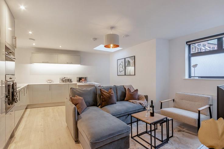 Wokingham WokinghamのBuilding Easthampstead Road - smarter-rent-ltd - 1351471のアパートメントにある、モダンな家具を備えたエレガントなデザインのリビングルーム