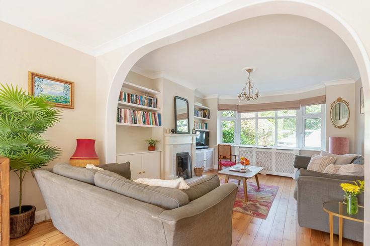 Elegant gestaltetes Wohnzimmer mit moderner Einrichtung in einer Wohnung im Building Windsor Road - smarter-rent-ltd - 1351482 in Windsor and Maidenhead, Maidenhead