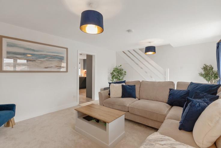 Elegante sala de estar con mobiliario moderno en un apartamento en Building Aysgarth Park - smarter-rent-ltd - 1351458 en Windsor and Maidenhead, Maidenhead