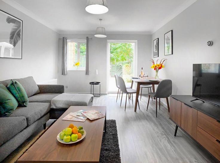 Building Strathcona Gardens - smarter-rent-ltd - 1351497 adresindeki bir dairede modern mobilyalarla zarif bir şekilde tasarlanmış oturma odası Borough of Woking, Woking