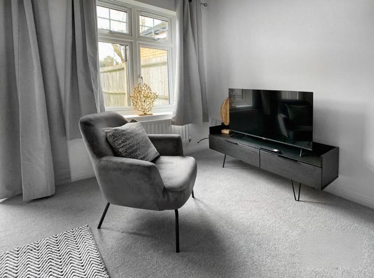 Elegant gestaltetes Wohnzimmer mit moderner Einrichtung in einer Wohnung im Building Barry Square - smarter-rent-ltd - 1351445 in Bracknell Forest, Bracknell