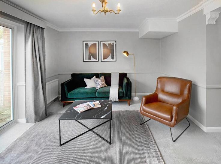 Elegante sala de estar con mobiliario moderno en un apartamento en Building In the Ray - smarter-rent-ltd - 1351439 en Windsor and Maidenhead, Maidenhead