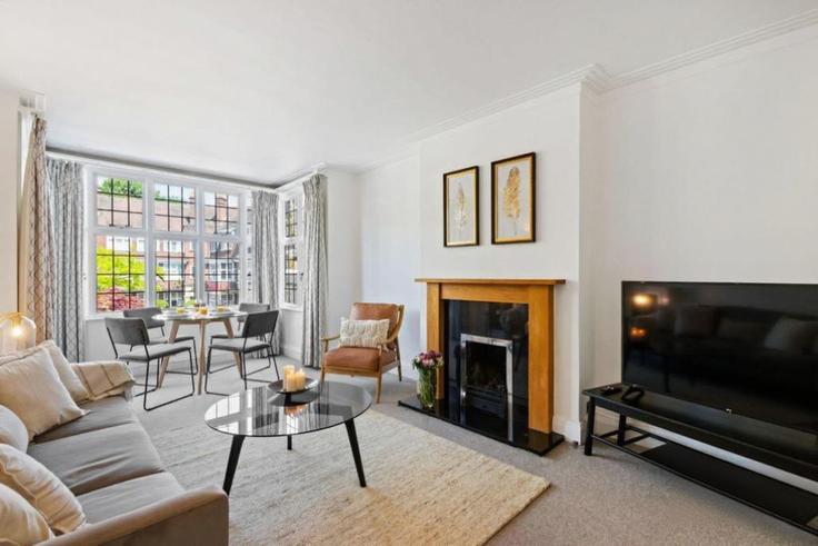 Elegante sala de estar con mobiliario moderno en un apartamento en Building Friars Lane - smarter-rent-ltd - 1351477 en London Borough of Richmond upon Thames, Richmond