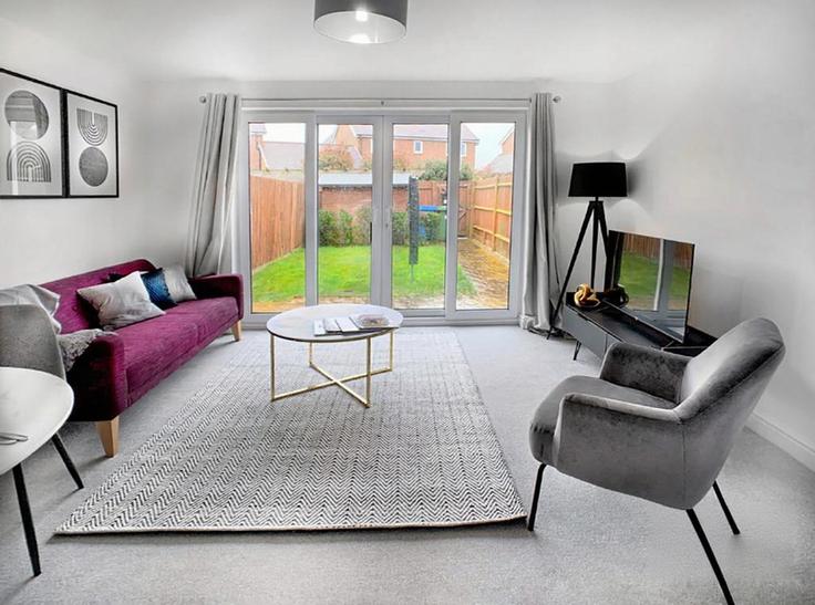 Elegante sala de estar con mobiliario moderno en un apartamento en Building Flycatcher Keep - smarter-rent-ltd - 1351443 en Bracknell Forest, Bracknell