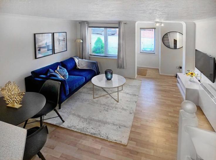 Elegante sala de estar con mobiliario moderno en un apartamento en Building The Orchard - smarter-rent-ltd - 1351513 en Surrey Heath District, Lightwater