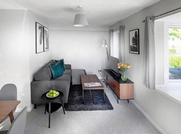 Wokingham WokinghamのBuilding Goodchild Road - smarter-rent-ltd - 1351524のアパートメントにある、モダンな家具を備えたエレガントなデザインのリビングルーム