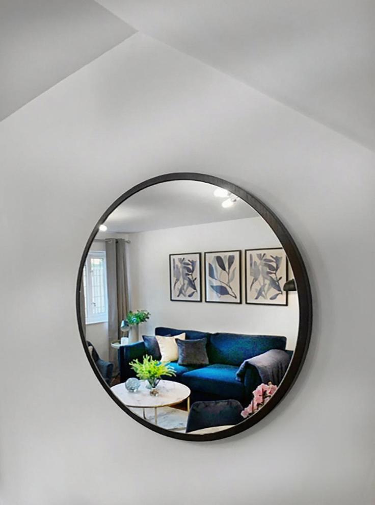 Building Lorne Gardens - smarter-rent-ltd - 1351532 adresindeki bir dairede modern mobilyalarla zarif bir şekilde tasarlanmış oturma odası Borough of Woking, Woking