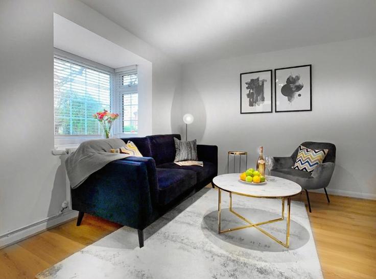 Sala de estar elegantemente projetada com móveis modernos em um apartamento no Building Bedfordshire Way - smarter-rent-ltd - 1351521 em Wokingham, Wokingham