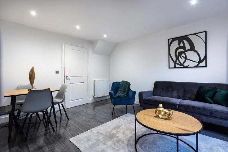 Salle de séjour élégante avec mobilier moderne dans un appartement à Building Flycatcher Keep - smarter-rent-ltd - 1351510 à Bracknell Forest, Bracknell Salle de séjour élégante avec mobilier moderne dans un appartement à Building Flycatcher Keep - smarter-rent-ltd - 1351510 à Bracknell Forest, Bracknell