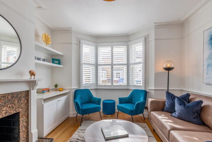 Royal Borough of Kingston upon Thames, Kingston upon Thames 소재 Building Craven Road - smarter-rent-ltd - 1351470 유닛에 마련된, 현대적인 가구로 꾸며진 우아한 디자인의 거실