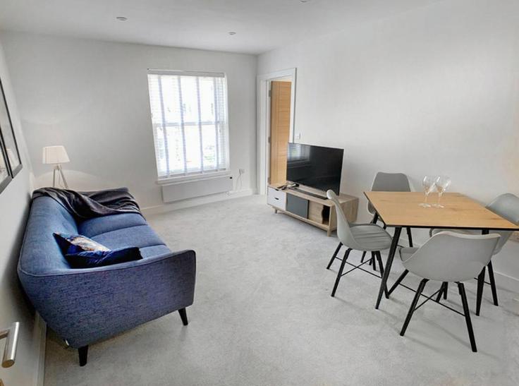Elegante sala de estar con mobiliario moderno en un apartamento en Building Eton Court - smarter-rent-ltd - 1351489 en Windsor and Maidenhead, Windsor