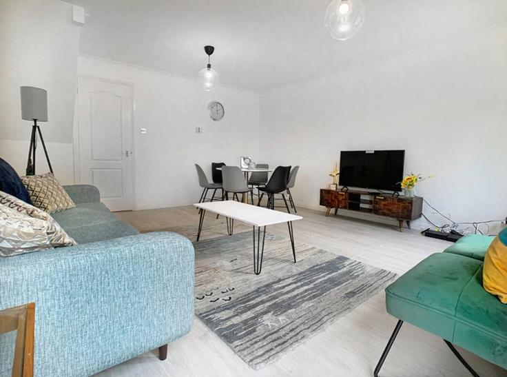 Elegant gestaltetes Wohnzimmer mit moderner Einrichtung in einer Wohnung im Building Lorne Gardens - smarter-rent-ltd - 1351502 in Borough of Woking, Woking Elegant gestaltetes Wohnzimmer mit moderner Einrichtung in einer Wohnung im Building Lorne Gardens - smarter-rent-ltd - 1351502 in Borough of Woking, Woking