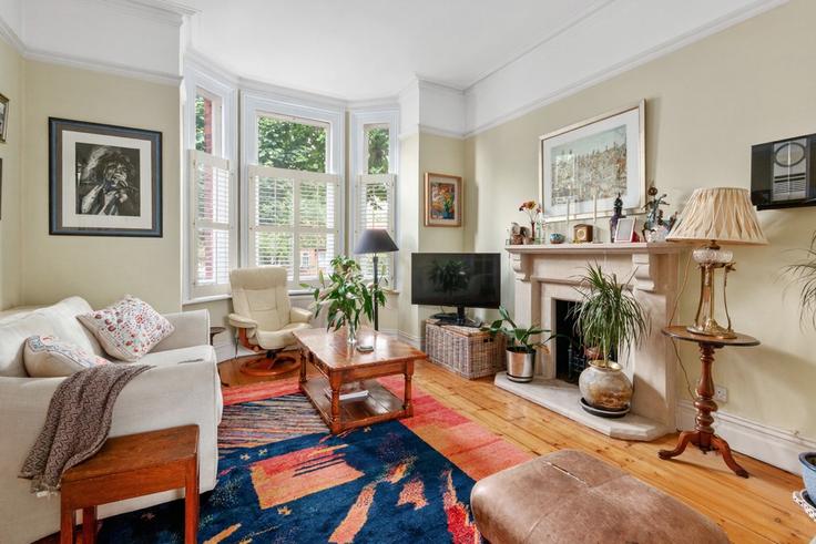 Salle de séjour élégante avec mobilier moderne dans un appartement à Building Lancaster Road - smarter-rent-ltd - 1351454 à London Borough of Merton, London