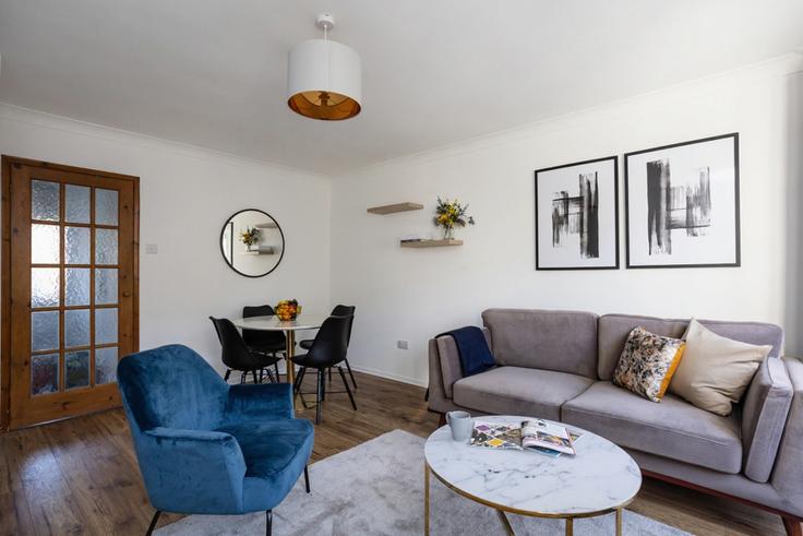 Elegant gestaltetes Wohnzimmer mit moderner Einrichtung in einer Wohnung im Building Leicester - smarter-rent-ltd - 1351518 in Bracknell Forest, Bracknell