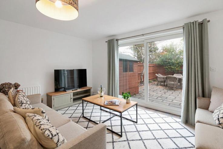 Building Emilia Close - smarter-rent-ltd - 1355169 adresindeki bir dairede modern mobilyalarla zarif bir şekilde tasarlanmış oturma odası Windsor and Maidenhead, Maidenhead