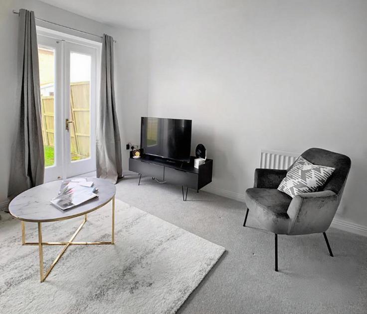 Elegant gestaltetes Wohnzimmer mit moderner Einrichtung in einer Wohnung im Building Barry Square - smarter-rent-ltd - 1351438 in Bracknell Forest, Bracknell