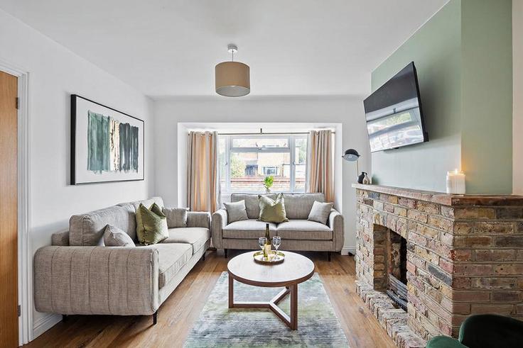 Building Five Oaks Close - smarter-rent-ltd - 1351469 adresindeki bir dairede modern mobilyalarla zarif bir şekilde tasarlanmış oturma odası Borough of Woking, Woking