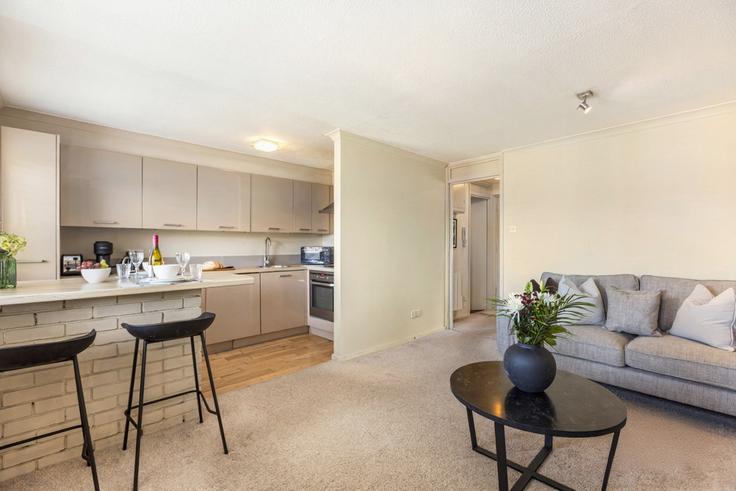 London Borough of Richmond upon Thames, Twickenham 소재 Building Arragon Road - smarter-rent-ltd - 1351460 유닛에 마련된, 현대적인 가구로 꾸며진 우아한 디자인의 거실