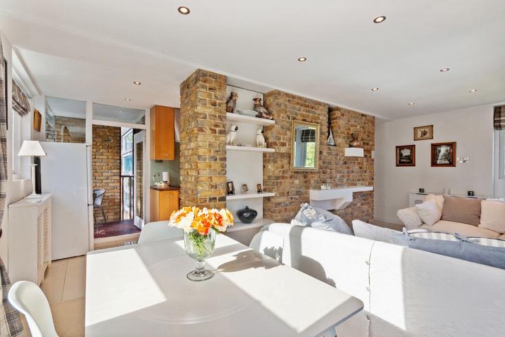 Elegante sala de estar con mobiliario moderno en un apartamento en Building Langham House Close - smarter-rent-ltd - 1351453 en London Borough of Richmond upon Thames, Richmond