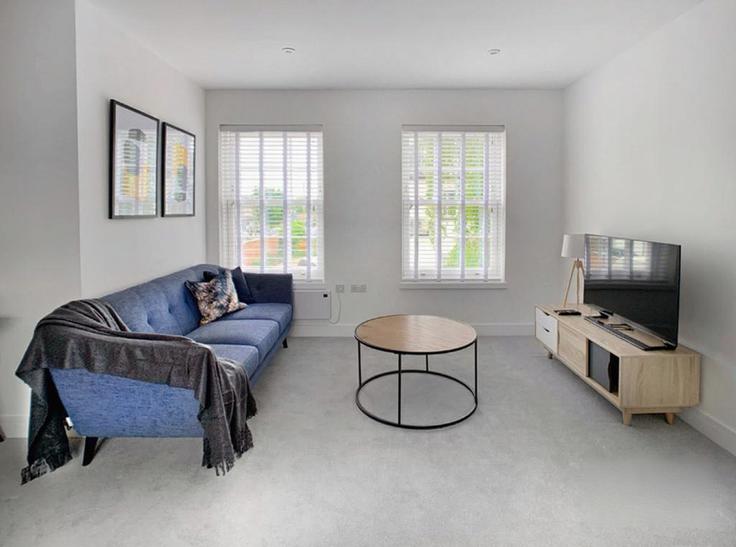 Elegante sala de estar con mobiliario moderno en un apartamento en Building Eton Court - smarter-rent-ltd - 1351490 en Windsor and Maidenhead, Windsor
