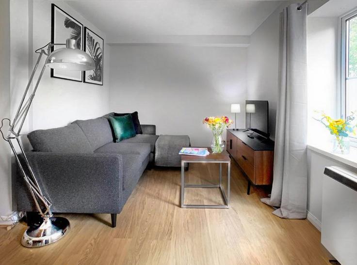 Wokingham WokinghamのBuilding Orchard Close - smarter-rent-ltd - 1351432のアパートメントにある、モダンな家具を備えたエレガントなデザインのリビングルーム