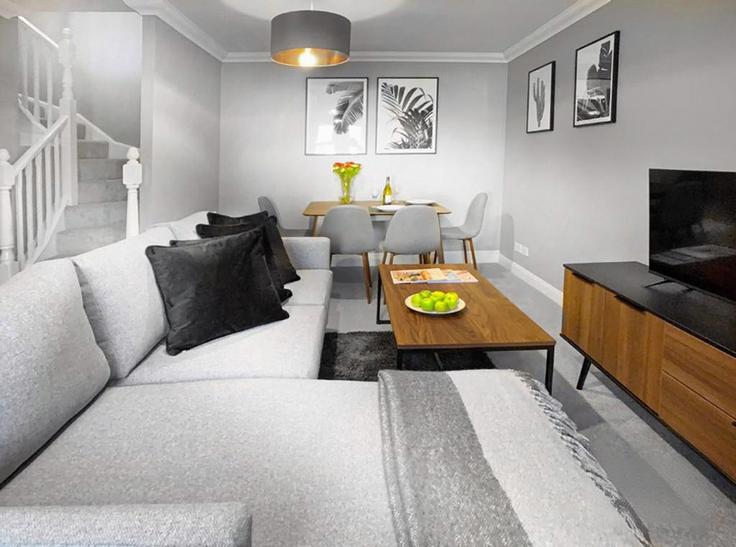 Elegant gestaltetes Wohnzimmer mit moderner Einrichtung in einer Wohnung im Building Brushfield Way - smarter-rent-ltd - 1351516 in Borough of Woking, Woking Elegant gestaltetes Wohnzimmer mit moderner Einrichtung in einer Wohnung im Building Brushfield Way - smarter-rent-ltd - 1351516 in Borough of Woking, Woking