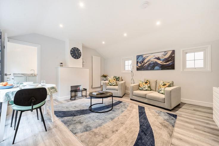 Wokingham WokinghamのBuilding Milton Road - smarter-rent-ltd - 1351466のアパートメントにある、モダンな家具を備えたエレガントなデザインのリビングルーム