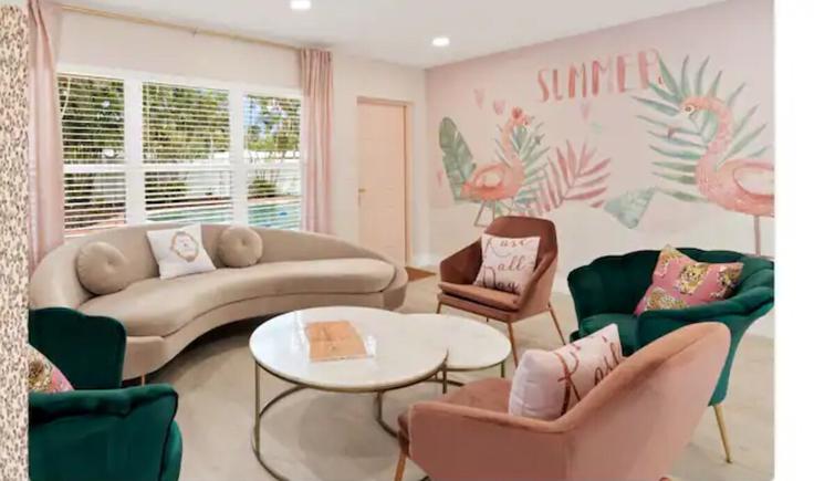 Sala de estar elegantemente projetada com móveis modernos em um apartamento no Building Northeast 30th Street - snodgrass-asset-management - 1294437 - MIA em Fort Lauderdale, Fort Lauderdale