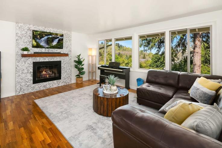 Building Southeast 37th Street - snowballrentals - 1034932 adresindeki bir dairede modern mobilyalarla zarif bir şekilde tasarlanmış oturma odası Mercer Island, Mercer Island