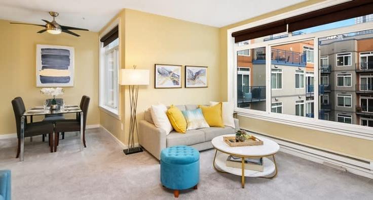 Salle de séjour élégante avec mobilier moderne dans un appartement à Building 2nd Avenue - snowballrentals - 1034931 à Seattle, Seattle