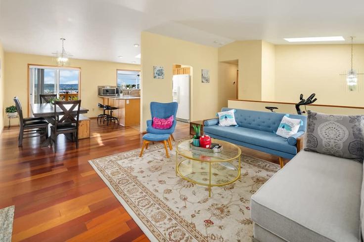 Seattle, Seattle에 위치한 Building South Angeline Street - snowballrentals - 1034960 유닛의 세련된 인테리어가 돋보이는 거실 Seattle, Seattle에 위치한 Building South Angeline Street - snowballrentals - 1034960 유닛의 세련된 인테리어가 돋보이는 거실