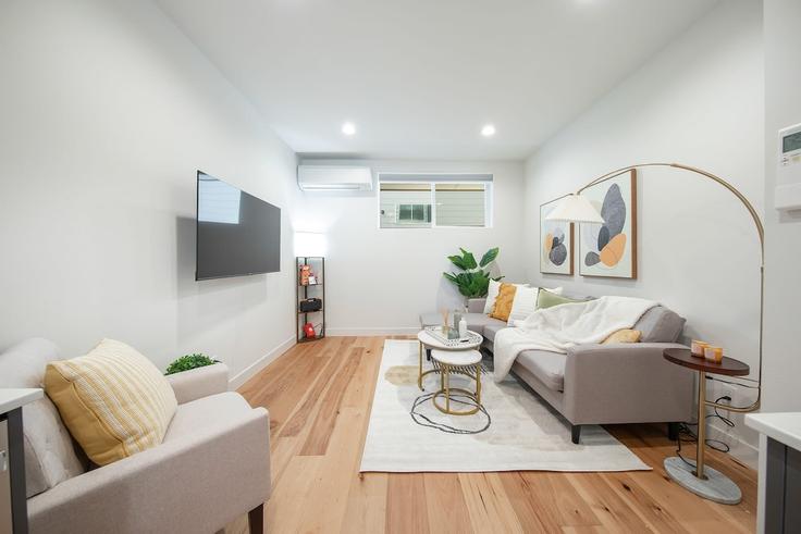 Elegant gestaltetes Wohnzimmer mit moderner Einrichtung in einer Wohnung im Building Sunnyside Avenue North - snowballrentals - 1034953 in Seattle, Seattle Elegant gestaltetes Wohnzimmer mit moderner Einrichtung in einer Wohnung im Building Sunnyside Avenue North - snowballrentals - 1034953 in Seattle, Seattle