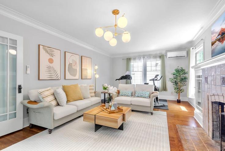 Sala de estar elegantemente projetada com móveis modernos em um apartamento no Building 12th Avenue Northeast - snowballrentals - 1035023 em Seattle, Seattle Sala de estar elegantemente projetada com móveis modernos em um apartamento no Building 12th Avenue Northeast - snowballrentals - 1035023 em Seattle, Seattle