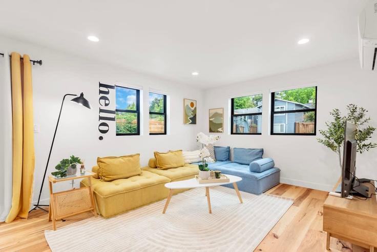 Elegant gestaltetes Wohnzimmer mit moderner Einrichtung in einer Wohnung im Building 29th Avenue East - snowballrentals - 1034963 in Seattle, Seattle Elegant gestaltetes Wohnzimmer mit moderner Einrichtung in einer Wohnung im Building 29th Avenue East - snowballrentals - 1034963 in Seattle, Seattle