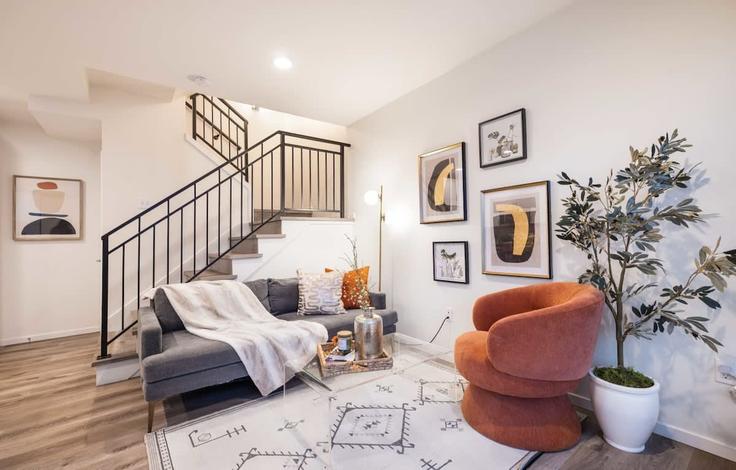 Sala de estar elegantemente projetada com móveis modernos em um apartamento no Building South Cloverdale Street - snowballrentals - 1035024 em Seattle, Seattle