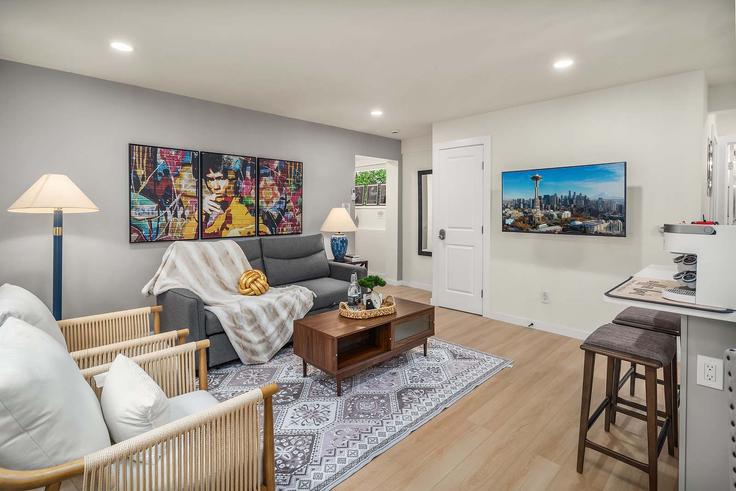 Elegant gestaltetes Wohnzimmer mit moderner Einrichtung in einer Wohnung im Building 6th Avenue North - snowballrentals - 1034986 in Seattle, Seattle Elegant gestaltetes Wohnzimmer mit moderner Einrichtung in einer Wohnung im Building 6th Avenue North - snowballrentals - 1034986 in Seattle, Seattle