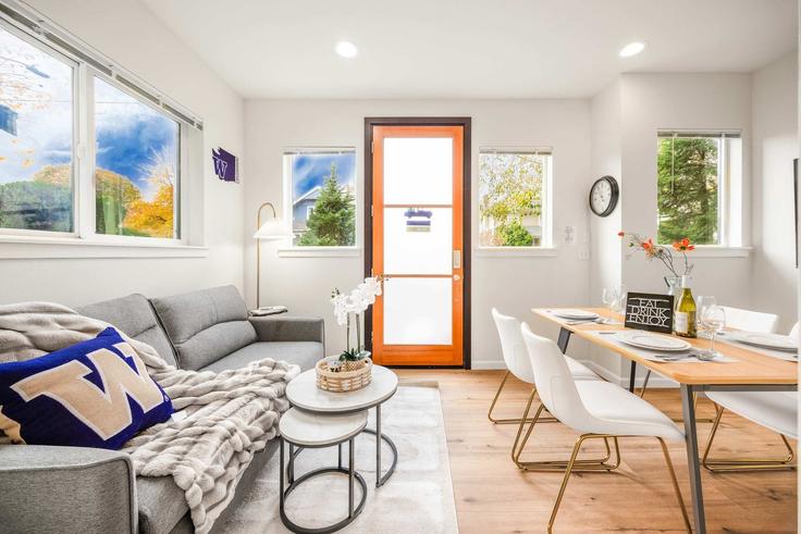 Sala de estar elegantemente projetada com móveis modernos em um apartamento no Building 11th Avenue Northeast - snowballrentals - 1571539 em Seattle, Seattle Sala de estar elegantemente projetada com móveis modernos em um apartamento no Building 11th Avenue Northeast - snowballrentals - 1571539 em Seattle, Seattle