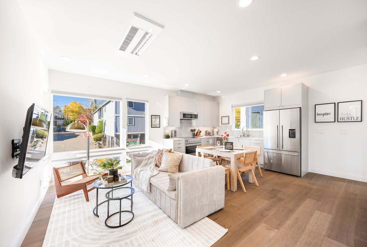 Sala de estar elegantemente projetada com móveis modernos em um apartamento no Building 22nd Avenue - snowballrentals - 1571535 em Seattle, Seattle Sala de estar elegantemente projetada com móveis modernos em um apartamento no Building 22nd Avenue - snowballrentals - 1571535 em Seattle, Seattle