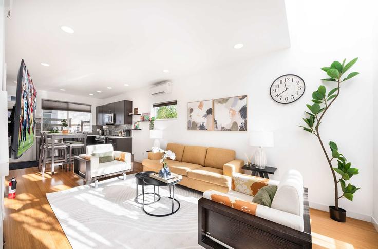 Seattle, Seattle에 위치한 Building Linden Avenue North - snowballrentals - 1571567 유닛의 세련된 인테리어가 돋보이는 거실 Seattle, Seattle에 위치한 Building Linden Avenue North - snowballrentals - 1571567 유닛의 세련된 인테리어가 돋보이는 거실