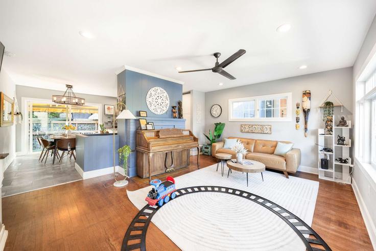 Sala de estar elegantemente projetada com móveis modernos em um apartamento no Building Ravenna Avenue Northeast - snowballrentals - 1571523 em Seattle, Seattle Sala de estar elegantemente projetada com móveis modernos em um apartamento no Building Ravenna Avenue Northeast - snowballrentals - 1571523 em Seattle, Seattle